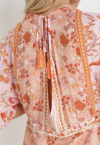 Born2be - Pomarańczowo-Różowa Wiskozowa Sukienka Mini Nietoperz z Ozdobnym Wiązaniem na Plecach Jode. Kolor: pomarańczowy. Materiał: wiskoza. Wzór: aplikacja. Sezon: wiosna, lato. Długość: mini #2