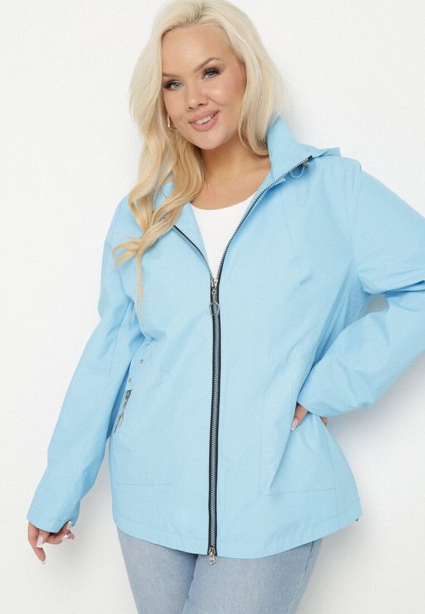 Born2be - Jasnoniebieska Kurtka o Prostym Kroju z Odpinanym Kapturem Nusanelis. Okazja: na co dzień. Kolekcja: plus size. Kolor: niebieski. Materiał: jeans. Styl: sportowy, klasyczny, elegancki, casual
