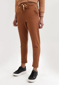Born2be - Brązowe Spodnie Dresowe Cahrera. Kolor: brązowy. Materiał: dresówka. Wzór: gładki, jednolity