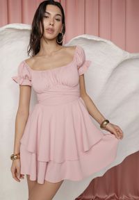 Renee - Różowa Sukienka Kephenia. Typ kołnierza: kołnierz z falbankami. Kolor: różowy. Materiał: materiał. Wzór: aplikacja. Sezon: lato. Długość: mini #3