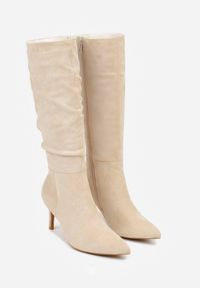 Renee - Beżowe Marszczone Kozaki z Imitacji Zamszu na Obcasie Typu Szpilka Rilavira. Okazja: na co dzień. Kolor: beżowy. Materiał: zamsz. Obcas: na obcasie. Styl: casual, elegancki. Wysokość obcasa: średni #7