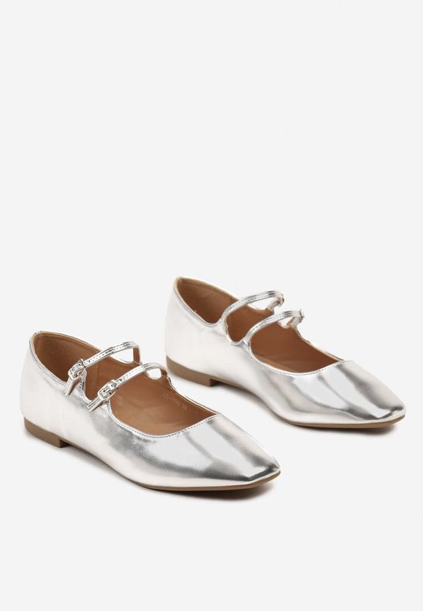 Born2be - Srebrne Balerinki ze Ściętym Noskiem i Sprzączkami Kimeria. Okazja: na co dzień, na imprezę. Zapięcie: sprzączka. Kolor: srebrny. Materiał: jeans. Sezon: lato, wiosna. Obcas: na obcasie. Styl: casual. Wysokość obcasa: niski