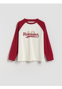 Reserved - Bawełniany longsleeve z nadrukiem - złamana biel. Materiał: bawełna. Długość rękawa: długi rękaw. Wzór: nadruk