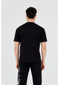 EA7 Emporio Armani - EA7 Czarny t-shirt z holograficznym logo. Kolor: czarny