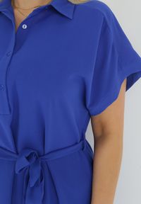 Born2be - Niebieska Koszulowa Sukienka z Krótkim Rękawem i Wiązaniem w Pasie Mistie. Kolekcja: plus size. Kolor: niebieski. Materiał: materiał. Długość rękawa: krótki rękaw. Wzór: gładki. Sezon: lato, wiosna. Typ sukienki: koszulowe. Długość: midi