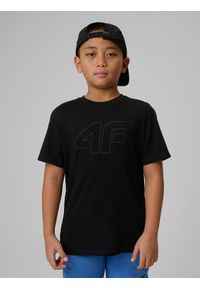 4f - 4F T-shirt regular z nadrukiem chłopięcy - czarny 134 (8-9 lat). Okazja: na co dzień, na uczelnię. Kolor: czarny. Materiał: bawełna, skóra, materiał. Wzór: nadruk. Sezon: lato. Styl: casual, klasyczny #1