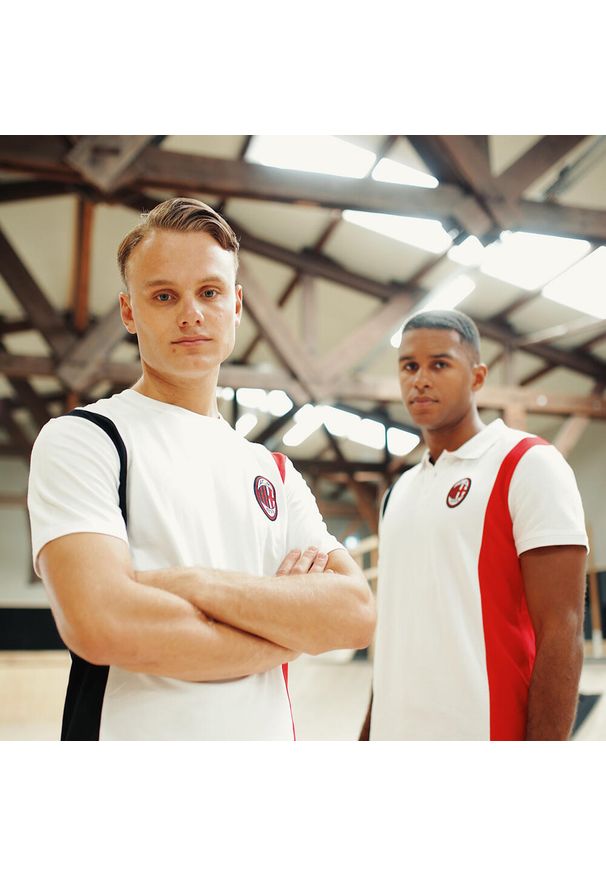 AC MILAN - Koszulka Minimalistyczna AC Milan. Kolor: biały. Sport: piłka nożna