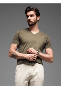 Ombre Clothing - Męska klasyczna bawełniana koszulka z dekoltem w serek BASIC - ciemnooliwkowa V6. Typ kołnierza: dekolt w serek. Kolor: oliwkowy. Materiał: bawełna. Styl: klasyczny #5