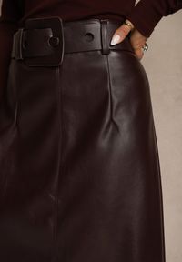 Renee - Bordowa Ołówkowa Spódnica z Imitacji Skóry z Paskiem z Wyrazistą Klamrą Rewedana. Kolor: czerwony. Materiał: skóra. Długość: krótkie. Styl: elegancki #2