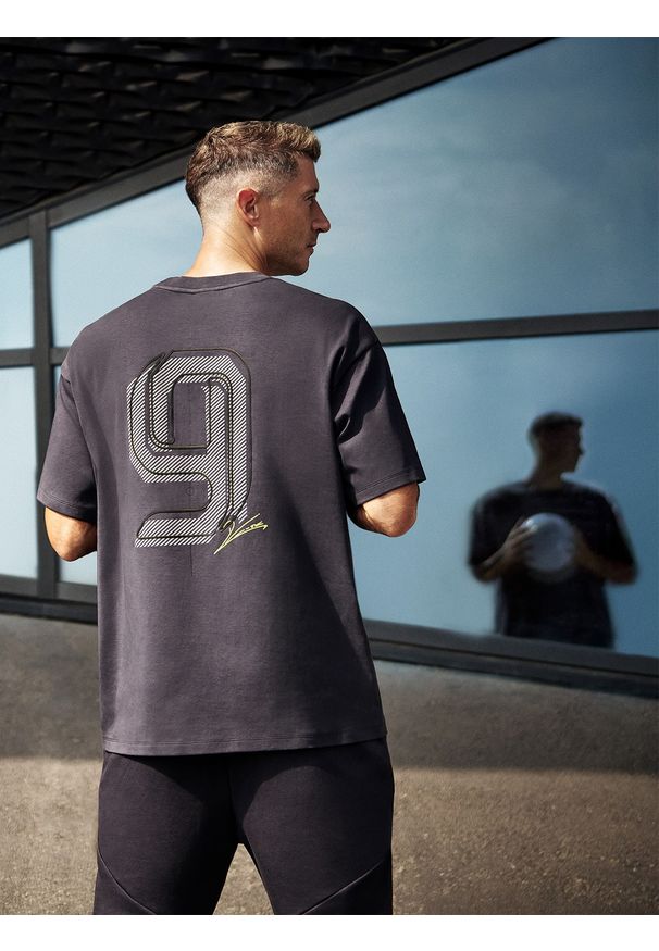4f - 4F T-shirt oversize z nadrukiem męski 4F x Robert Lewandowski - szary L. Okazja: na co dzień. Kolor: szary. Materiał: bawełna, materiał. Wzór: nadruk. Styl: casual, sportowy