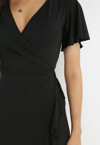 Born2be - Czarna Sukienka Aediala. Okazja: na imprezę, na randkę, na co dzień. Kolor: czarny. Materiał: wiskoza, tkanina. Długość rękawa: krótki rękaw. Typ sukienki: kopertowe. Styl: casual. Długość: midi #2