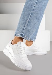 Renee - Białe Sneakersy Ozdobione Perforacją i Geometrycznym Motywem Idariele. Okazja: na co dzień. Kolor: biały. Wzór: aplikacja, geometria