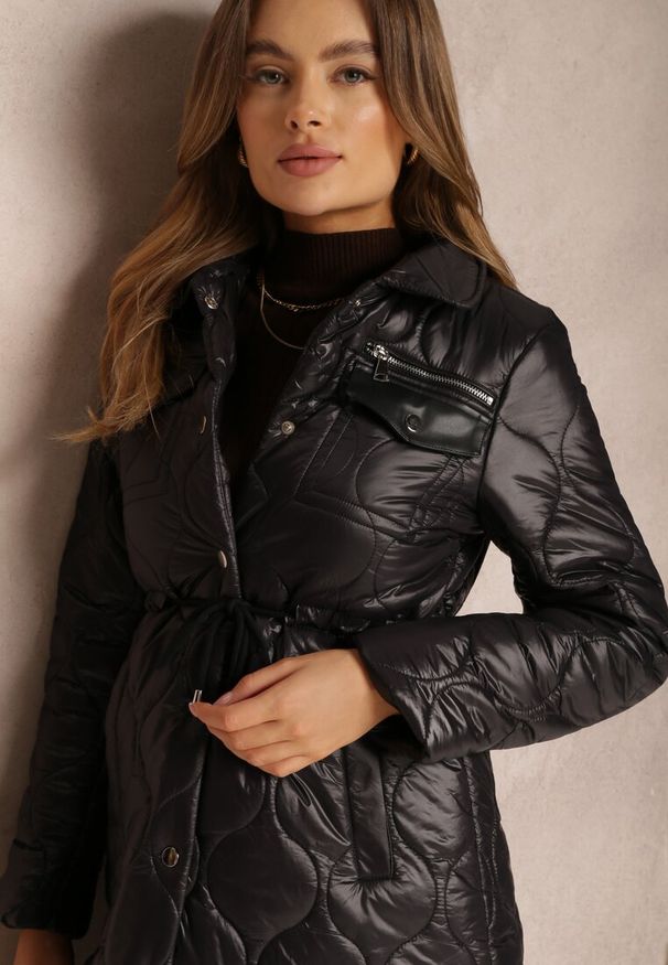 Renee - Czarna Kurtka za Kolano z Kołnierzem Pikowana Vilia. Kolor: czarny. Materiał: materiał. Sezon: wiosna, jesień. Styl: klasyczny