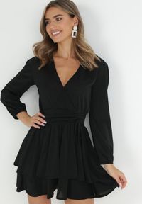 Born2be - Czarna Sukienka Rozkloszowana z Metaliczną Nitką Adine. Okazja: na imprezę, na co dzień. Typ kołnierza: dekolt w kształcie V. Kolor: czarny. Typ sukienki: rozkloszowane. Styl: elegancki, casual #5