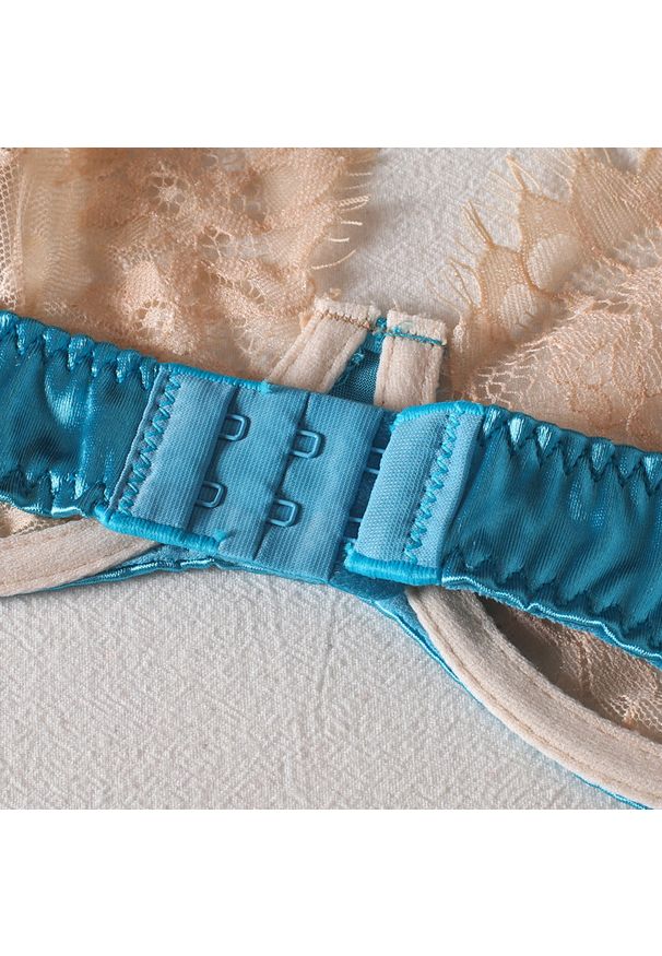 Intica - Strój kąpielowy z koronką i satynowymi akcentami na plażę Heidelore. Kolor: niebieski. Materiał: satyna, koronka. Wzór: koronka