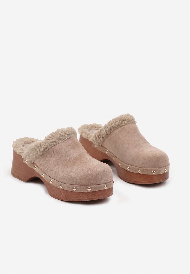 Born2be - Ciemnobeżowe Klapki Typu Mule na Grubej Podeszwie z Barankiem i Ćwiekami Cretinea. Okazja: na co dzień. Kolor: beżowy. Materiał: jeans. Wzór: aplikacja. Sezon: jesień. Styl: casual, elegancki