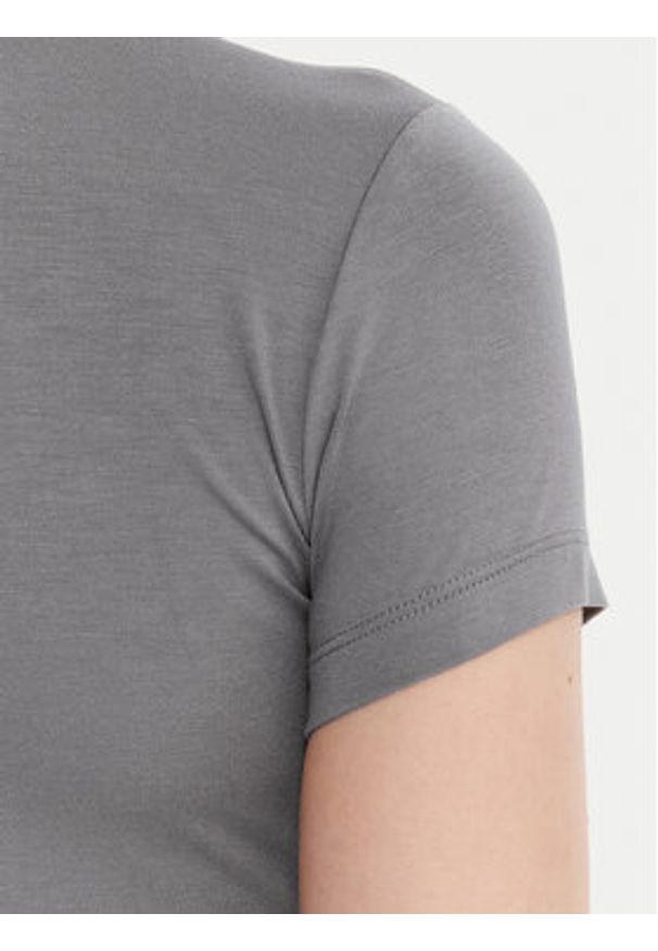 Gina Tricot T-Shirt 21287 Szary Slim Fit. Kolor: szary. Materiał: wiskoza