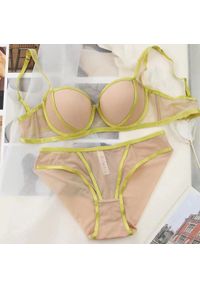 Intica - Komplet bielizny z miękkimi miseczkami i figami Merituuli. Kolor: wielokolorowy. Materiał: materiał