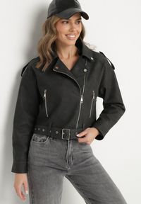 Born2be - Czarna Kurtka Ramoneska z Ozdobnym Paskiem Sesanoria. Okazja: na co dzień. Kolor: czarny. Materiał: jeans. Długość rękawa: długi rękaw. Długość: krótkie. Styl: casual, rockowy, elegancki #3