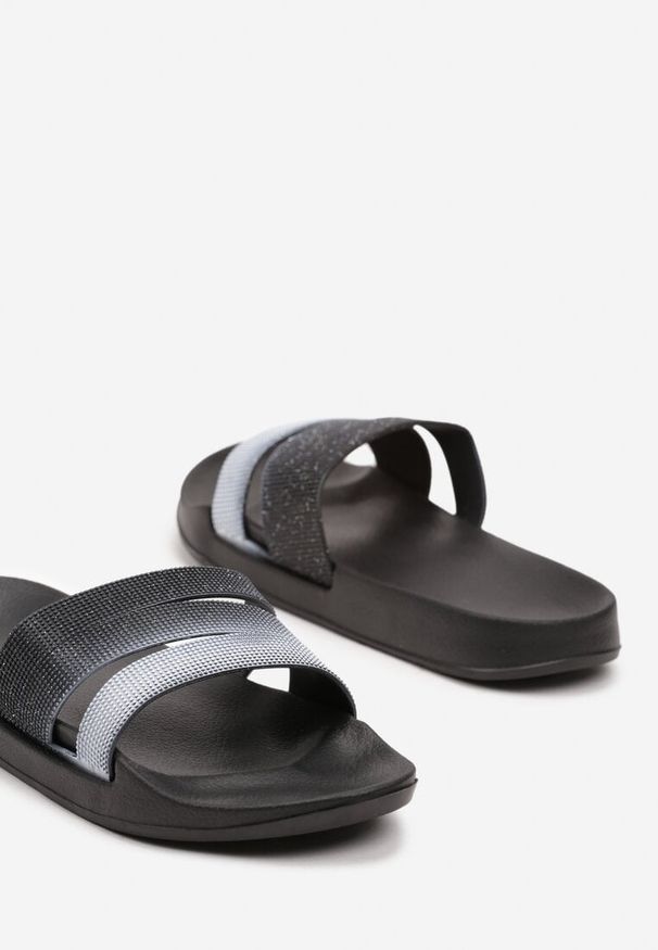 Renee - Czarne Płaskie Piankowe Klapki Ozdobione z Przodu Brokatem Drissana. Okazja: na plażę, na co dzień. Kolor: czarny. Materiał: jeans. Wzór: aplikacja. Sezon: lato. Obcas: na płaskiej podeszwie. Styl: sportowy, casual, elegancki