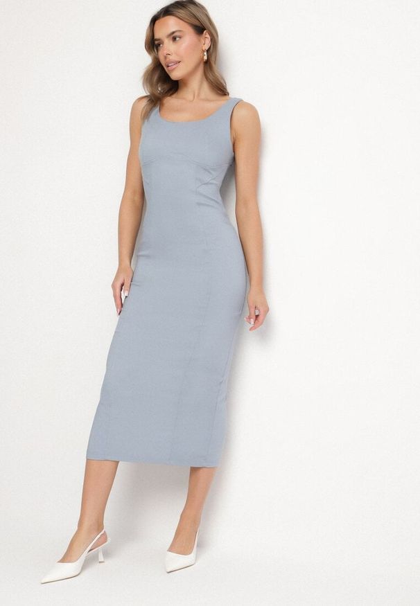 Born2be - Jasnoniebieska Sukienka na Ramiączkach z Wiskozą o Ołówkowym Kroju z Rozcięciem Tirbia. Okazja: na co dzień. Kolor: niebieski. Materiał: wiskoza. Długość rękawa: na ramiączkach. Typ sukienki: ołówkowe. Styl: klasyczny, casual, elegancki, sportowy