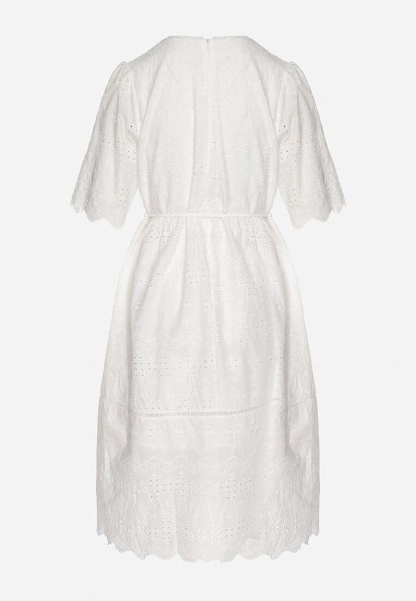 Born2be - Biała Bawełniana Ażurowa Sukienka Ozdobiona Paskiem Zelozi. Okazja: na co dzień. Kolor: biały. Materiał: bawełna. Wzór: ażurowy, aplikacja. Styl: elegancki, casual