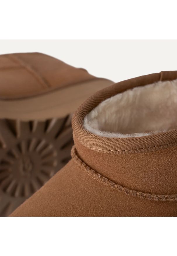 Ugg - Buty zimowe damskie brązowe UGG W CLASSIC ULTRA MINI PLATFORM. Okazja: na co dzień. Kolor: brązowy. Materiał: zamsz, skóra, materiał, poliester, wełna, lyocell. Szerokość cholewki: normalna. Wzór: aplikacja. Sezon: zima. Obcas: na platformie. Styl: klasyczny, casual