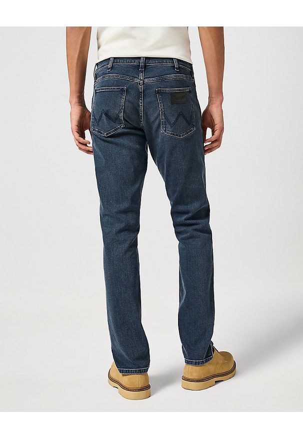 Wrangler - WRANGLER GREENSBORO MĘSKIE SPODNIE JEANSOWE JEANSY DŻINSY STORMY WASH 112357413 W15Q017437