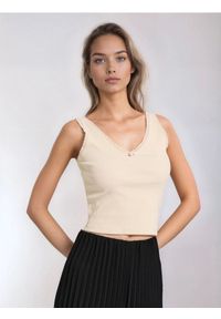 Sinsay - Prążkowana koszulka na ramiączkach - kremowy. Kolor: kremowy. Materiał: prążkowany. Długość rękawa: na ramiączkach #1
