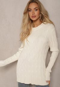 Renee - Jasnobeżowy Sweter z Wiskozą Ozdobiony Tłoczeniem Savra. Okazja: na randkę, na co dzień. Kolor: beżowy. Materiał: wiskoza. Wzór: aplikacja. Styl: casual, elegancki