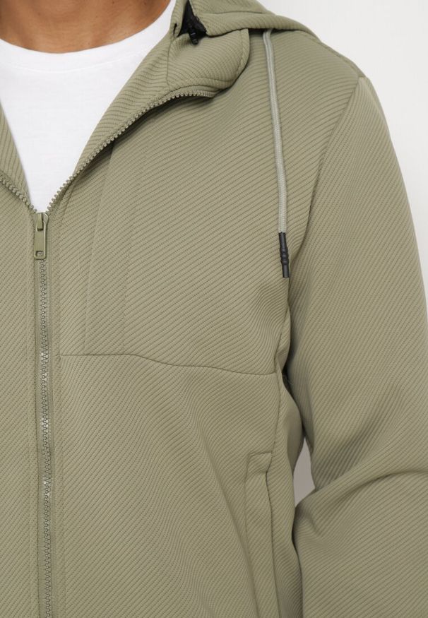 Born2be - Ciemnozielona Kurtka Bomberka z Kapturem Zakończona Ściągaczami i Troczkami Evianes. Typ kołnierza: kaptur. Kolor: zielony. Materiał: jeans. Sezon: wiosna, jesień. Styl: elegancki, klasyczny