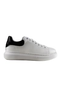 Białe męskie sneakersy GOE KK1N4005. Nosek buta: okrągły. Kolor: biały. Materiał: guma. Sport: turystyka piesza