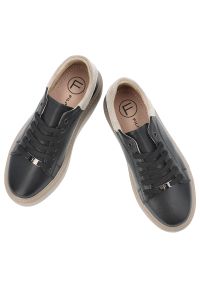 Sneakersy damskie Filippo, wykonane ze skóry naturalnej klasyczny sznurowany fason zaokrąglony nosek oraz modna podeszwa na platformie, czarne, DP611. Okazja: na co dzień. Zapięcie: sznurówki. Kolor: czarny. Materiał: skóra. Szerokość cholewki: normalna. Obcas: na platformie. Styl: klasyczny #8