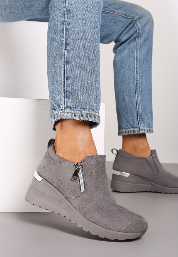 Born2be - Szare Sneakersy na Koturnie Ozdobione Suwakiem i Dailee. Kolor: szary. Materiał: jeans. Wzór: aplikacja. Obcas: na koturnie