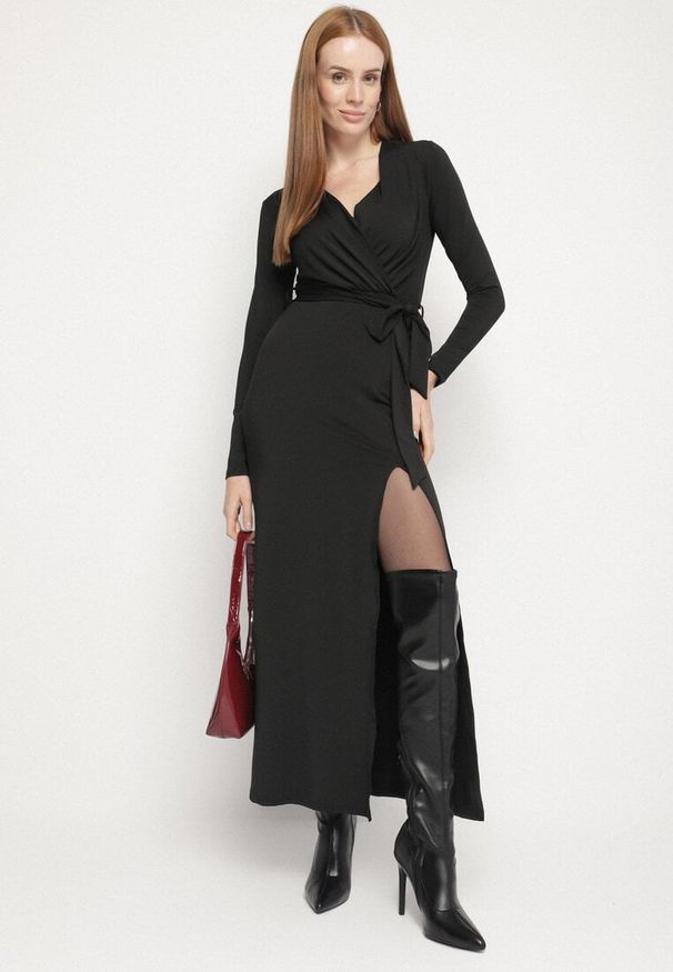 Born2be - Czarna Sukienka Kopertowa z Wiskozą Zdobiona Rozcięciem i Wiązanym Paskiem Teslea. Okazja: na co dzień. Kolor: czarny. Materiał: wiskoza. Wzór: aplikacja. Typ sukienki: kopertowe. Styl: elegancki, casual, klasyczny