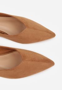 Born2be - Jasnobrązowe Balerinki z Imitacji Zamszu z Noskiem w Szpic Egynome. Okazja: na co dzień, na spotkanie biznesowe, do pracy. Kolor: brązowy. Materiał: zamsz. Styl: casual, biznesowy, elegancki #4