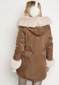 Born2be - Beżowo-Brązowa Kurtka Parka z Kapturem i Odpinanymi Futerkowymi Zdobieniami Inessara. Okazja: na co dzień. Typ kołnierza: kaptur. Kolor: beżowy. Materiał: skóra. Wzór: aplikacja. Styl: elegancki, casual #2