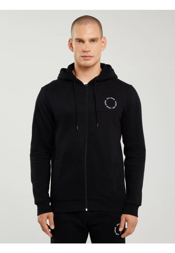 Big-Star - Bluza męska z kapturem czarna Ajron 906/ Kersyn 906. Okazja: na co dzień, na spacer. Typ kołnierza: kaptur. Kolor: czarny. Materiał: dresówka, jeans, materiał. Długość rękawa: długi rękaw. Długość: długie. Styl: sportowy, wakacyjny, elegancki, casual