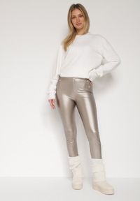 Born2be - Szampańskie Legginsy z Ekoskóry z Guzikami Wysokim Stanem i Gumką w Talii Sintheria. Okazja: na co dzień, na spacer. Stan: podwyższony. Kolor: złoty. Materiał: materiał, kaszmir. Wzór: aplikacja. Sezon: jesień. Styl: casual, elegancki #4
