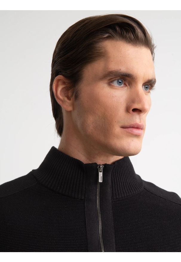 Big-Star - Sweter męski rozpinany ze stójką czarny Tonys 906. Okazja: na spacer. Typ kołnierza: kołnierzyk stójkowy. Kolor: czarny. Materiał: bawełna, jeans, prążkowany. Wzór: ze splotem. Styl: klasyczny
