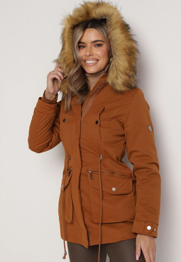 Born2be - Brązowa Kurtka Parka z Kapturem i Odpinana Podszewką w Pasie Ściągana Sznurkiem Ekava. Typ kołnierza: kaptur. Kolor: brązowy. Materiał: futro