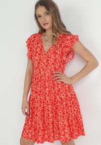 Born2be - Czerwona Sukienka Mini z Wiskozy z Falbanką Przy Ramionach i na Dole Jaysing. Kolor: czerwony. Materiał: wiskoza. Długość: mini #4