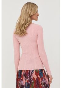 Guess sweter damski kolor różowy lekki. Kolor: różowy. Materiał: dzianina. Długość rękawa: długi rękaw. Długość: długie. Wzór: ze splotem