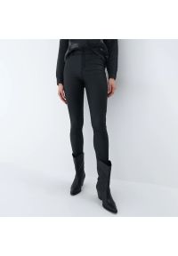 Mohito - Woskowane spodnie skinny - Czarny. Kolor: czarny