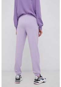 Vero Moda Spodnie damskie kolor fioletowy z nadrukiem. Stan: podwyższony. Kolor: fioletowy. Wzór: nadruk #3