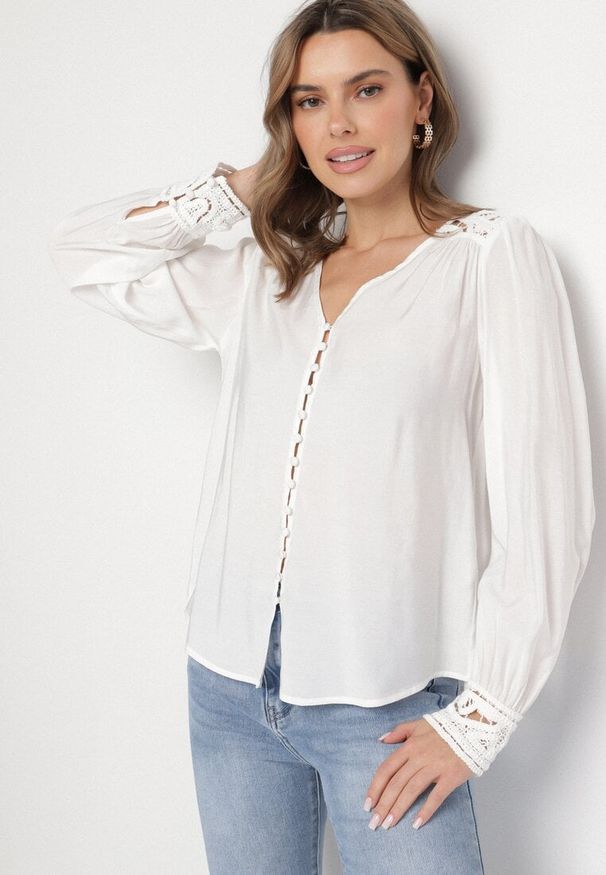 Born2be - Biała Koszula z Ażurowymi Wstawkami Nanlira. Okazja: na co dzień. Kolor: biały. Materiał: jeans. Wzór: ażurowy. Styl: casual