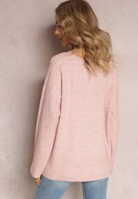 Renee - Jasnoróżowy Sweter o Luźnym Kroju Enian. Kolor: różowy. Materiał: tkanina, dzianina. Długość rękawa: długi rękaw. Długość: długie. Styl: klasyczny #5