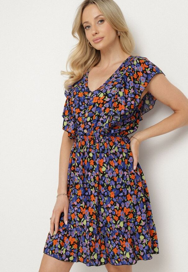 Born2be - Granatowa Rozkloszowana Kwiatowa Sukienka z Bawełny Ozdobiona Falbankami Neliova. Okazja: na co dzień. Typ kołnierza: kołnierz z falbankami. Kolor: niebieski. Materiał: bawełna. Długość rękawa: krótki rękaw. Wzór: aplikacja, kwiaty. Sezon: wiosna, lato. Styl: casual, elegancki