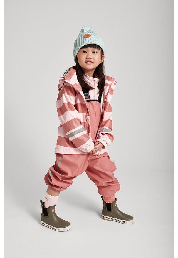 Reima kurtka przeciwdeszczowa dziecięca kolor różowy. Okazja: na co dzień. Kolor: różowy. Materiał: materiał, włókno. Styl: casual
