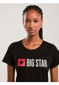 Big-Star - Koszulka damska z logo czarna Risma 906. Okazja: na co dzień. Kolor: czarny. Materiał: jeans, dzianina. Długość rękawa: krótki rękaw. Długość: krótkie. Wzór: aplikacja, nadruk. Styl: sportowy, casual #6
